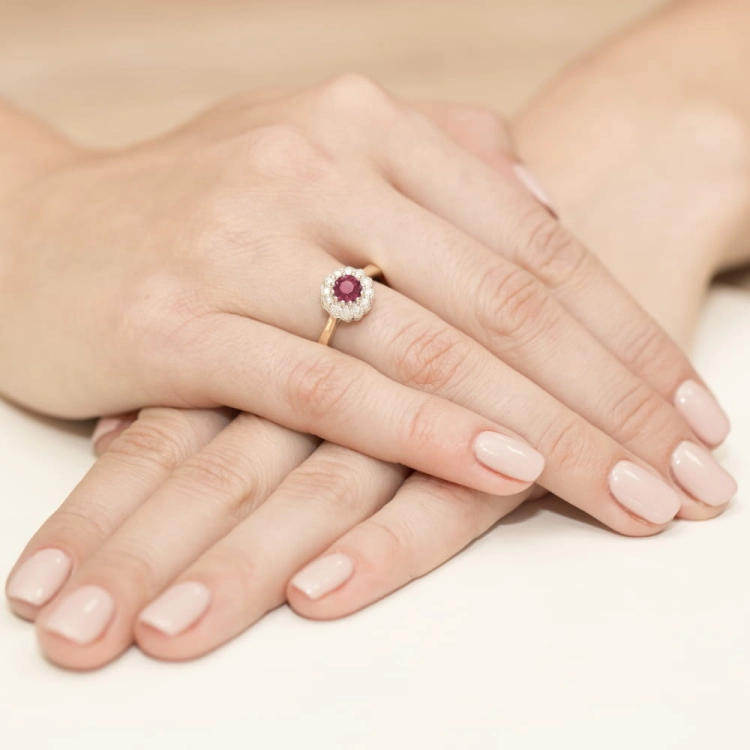 Pierścionek zaręczynowy z żółtego złota z rubinem i diamentami 0,17ct Fire Of Love