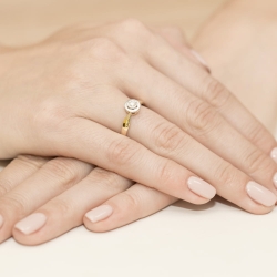 Pierścionek zaręczynowy z żółtego złota z brylantem 0,30ct Fire Of Love