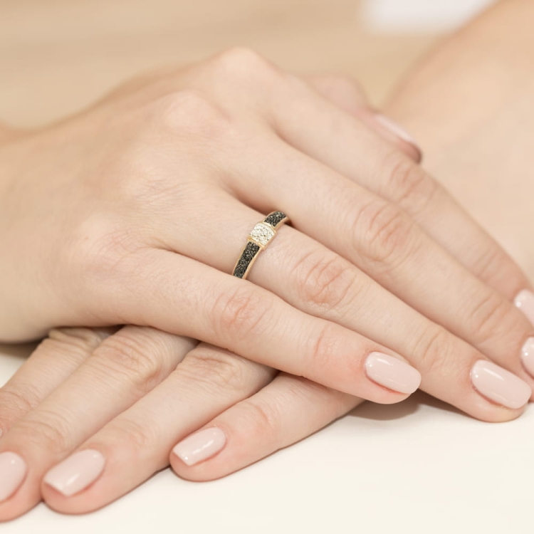 Pierścionek zaręczynowy z żółtego złota z czarnymi i białymi diamentami 0,05ct Fire Of Love