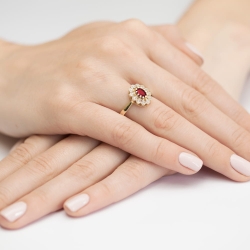 Pierścionek zaręczynowy z żółtego złota z rubinem i diamentami 0,10ct Fire Of Love