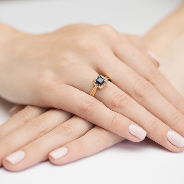Pierścionek zaręczynowy z żółtego złota z szafirem i brylantami 0,06ct Fire Of Love