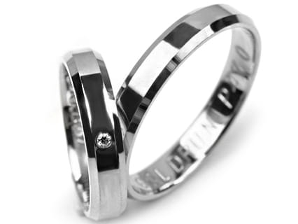 Obrączki ślubne z białego złota płaskie z fazą z cyrkonią 4mm Premium P-470-b