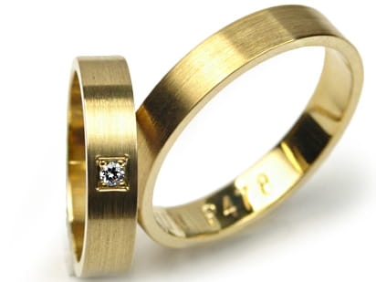 Przejdź do produktu Obrączki ślubne z żółtego złota płaskie z cyrkonią 4mm Premium