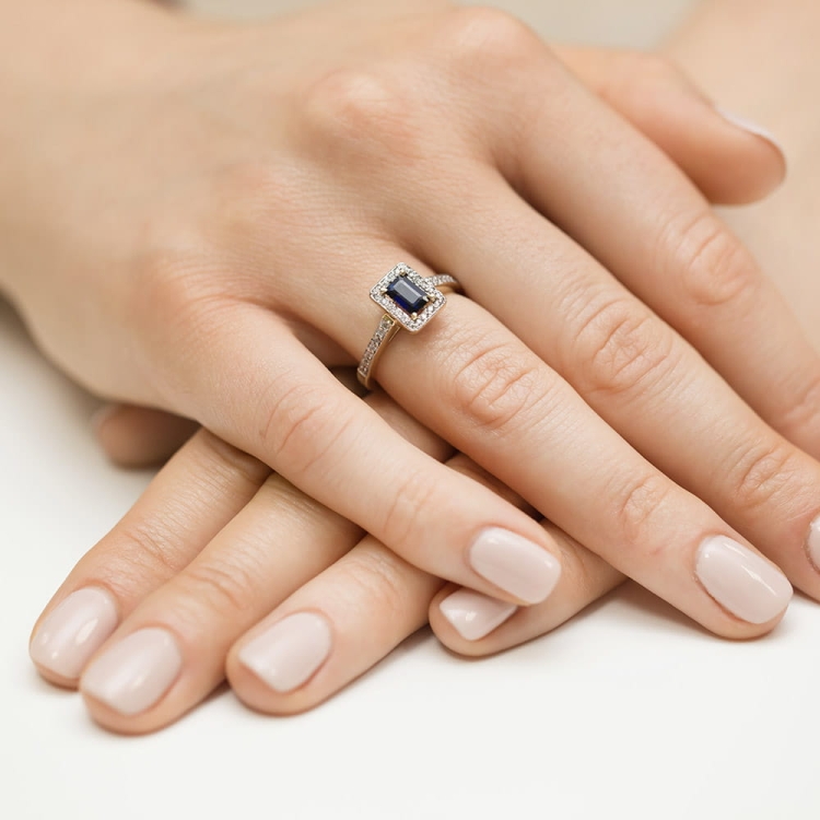 Pierścionek zaręczynowy z żółtego złota z szafirem i diamentami 0,22ct Fire Of Love