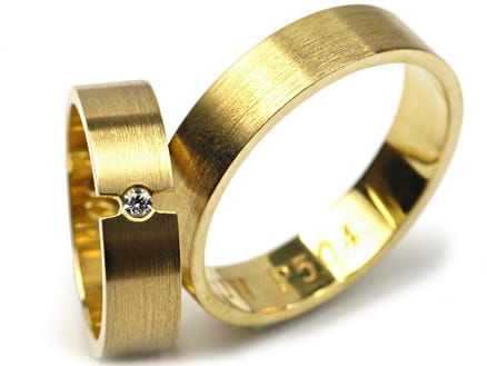 Obrączki ślubne z żółtego złota płaskie z cyrkonią 5mm Premium  P-504