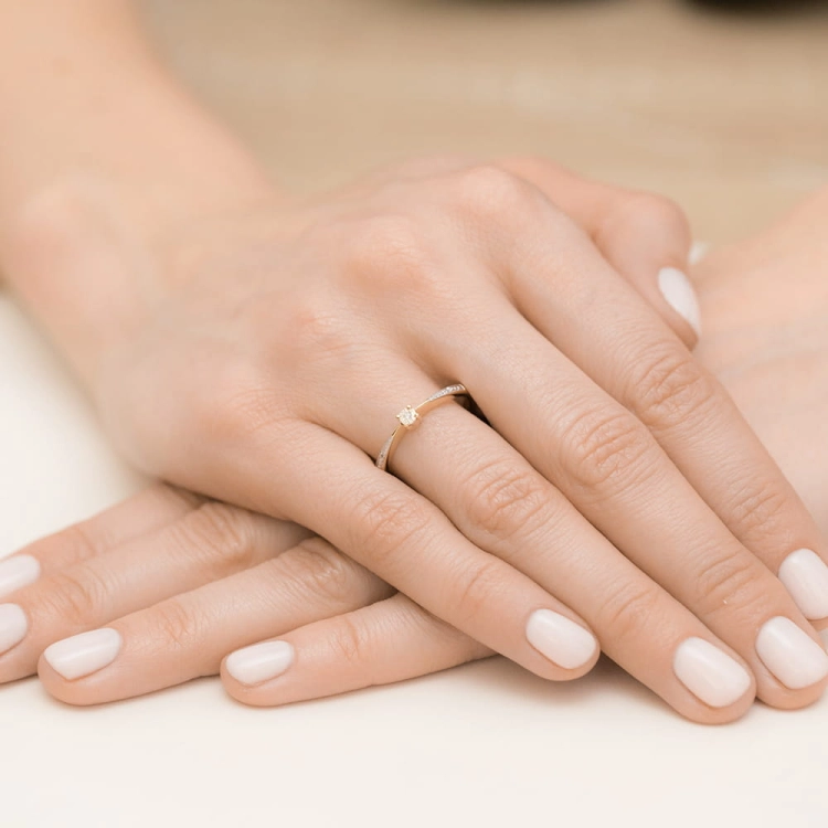 Pierścionek zaręczynowy z żółtego złota z brylantami 0,02ct Fire Of Love