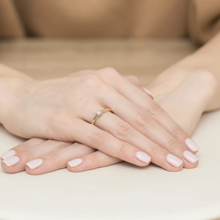 Pierścionek zaręczynowy z żółtego złota z brylantem 0,03ct Fire Of Love