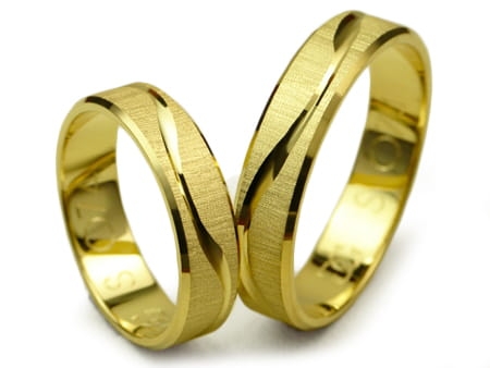 Przejdź do produktu Obrączki ślubne z żółtego złota płaskie 5mm fala Special S074