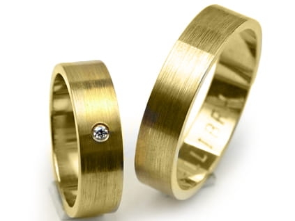 Przejdź do produktu Obrączki ślubne z żółtego złota płaskie z cyrkonią 5mm Premium 
