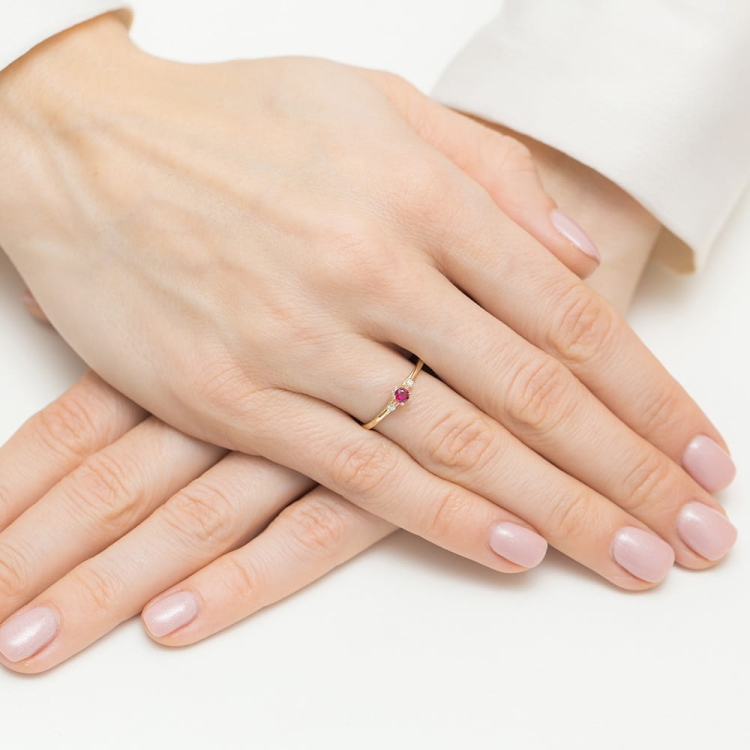 Pierścionek zaręczynowy z żółtego złota z rubinem i diamentami 0,05ct Fire Of Love