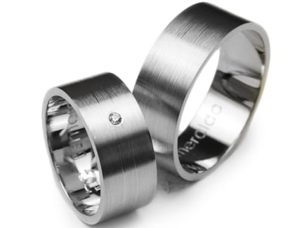 Przejdź do produktu Obrączki ślubne z białego złota płaskie z cyrkonią 8mm Premium