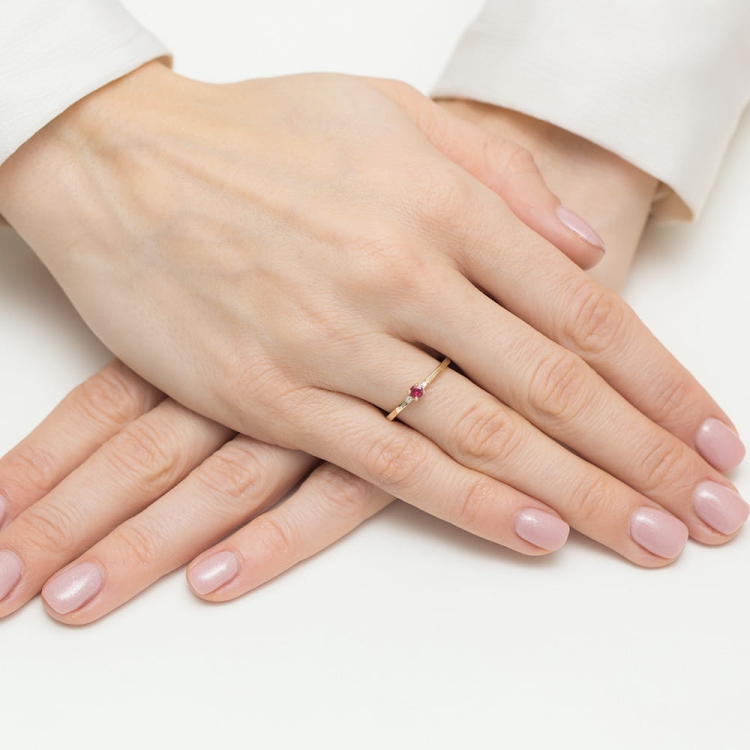 Pierścionek zaręczynowy z żółtego złota z rubinem i diamentami 0,01ct Fire Of Love