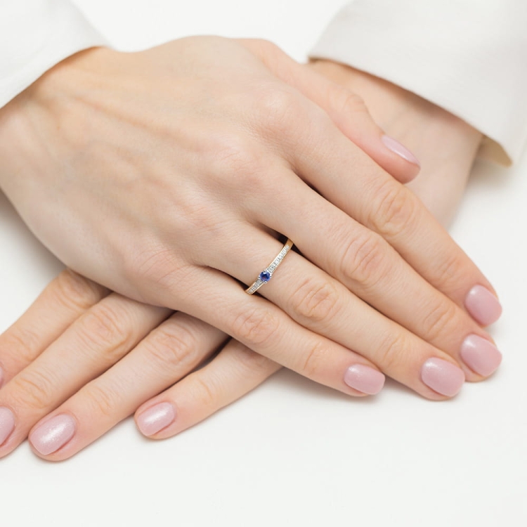 Pierścionek zaręczynowy z żółtego złota z szafirem i diamentami 0,05ct Fire Of Love