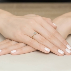 Pierścionek zaręczynowy z żółtego złota z diamentami 0,10ct serce Fire Of Love