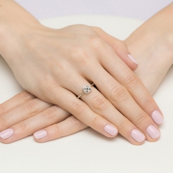 Pierścionek zaręczynowy z białego złota z białymi i czarnymi diamentami Fire Of Love