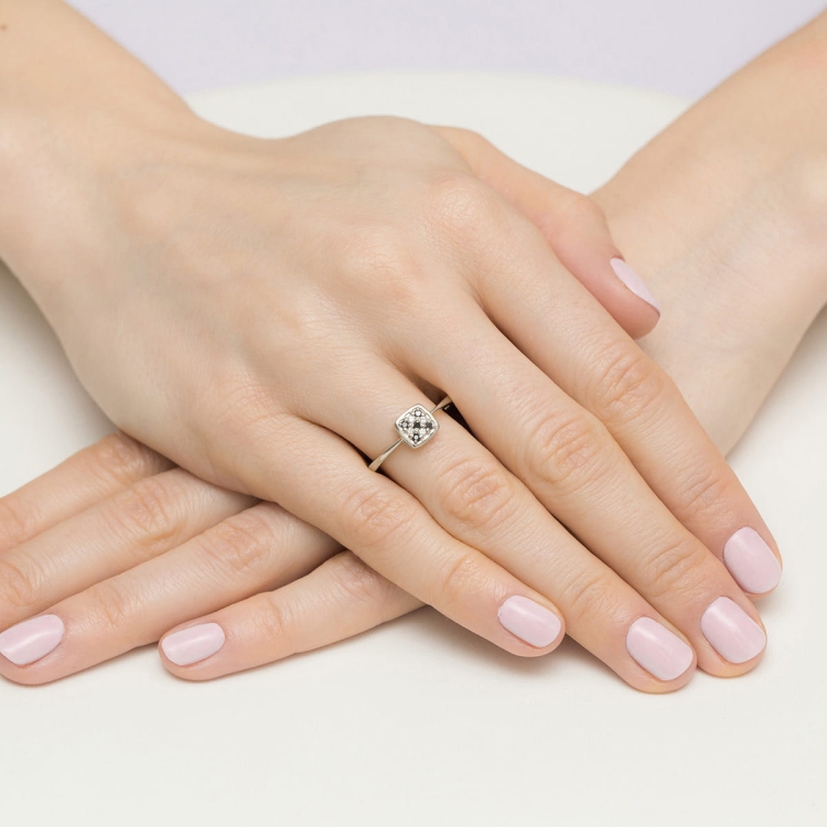 Pierścionek zaręczynowy z białego złota z białymi i czarnymi diamentami Fire Of Love