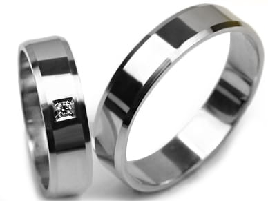 Przejdź do produktu Obrączki ślubne z białego złota fazowane z cyrkonią 5mm Premium 