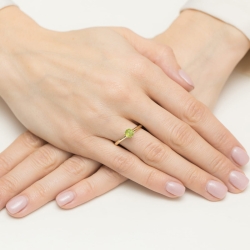 Pierścionek zaręczynowy z żółtego złota z oliwinem i diamentami 0,04ct Fire Of Love
