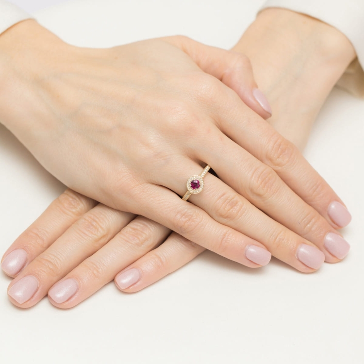 Pierścionek zaręczynowy z żółtego złota z rubinem i diamentami Fire Of Love