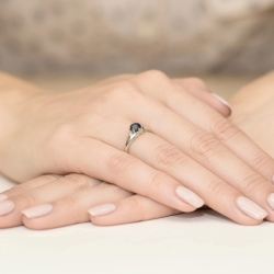 Pierścionek zaręczynowy z białego złota z czarnymi i białymi diamentami Fire Of Love