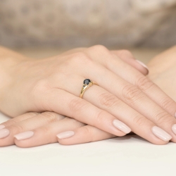 Pierścionek zaręczynowy z żółtego złota z czarnymi diamentami Fire Of Love