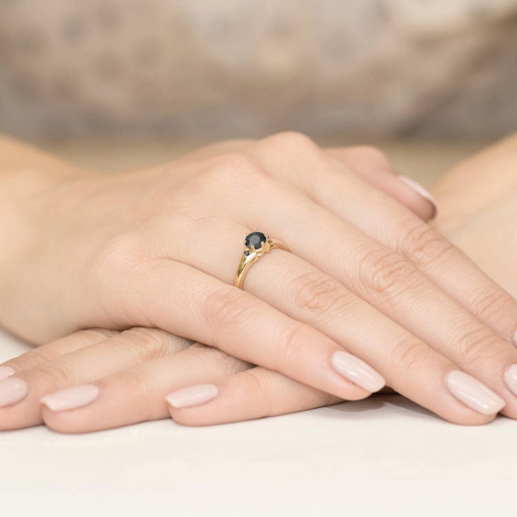 Pierścionek zaręczynowy z żółtego złota z czarnymi diamentami Fire Of Love