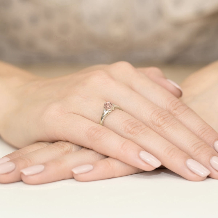 Pierścionek zaręczynowy z białego złota z morganitem i diamentami 0,03ct Fire Of Love