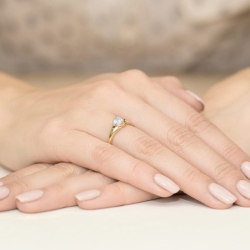 Pierścionek zaręczynowy z żółtego złota z białym szafirem i czarnymi diamentami Fire Of Love