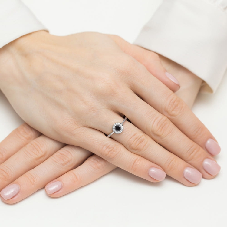 Pierścionek zaręczynowy z białego złota z czarnym diamentem i diamentami 0,10ct Fire Of Love