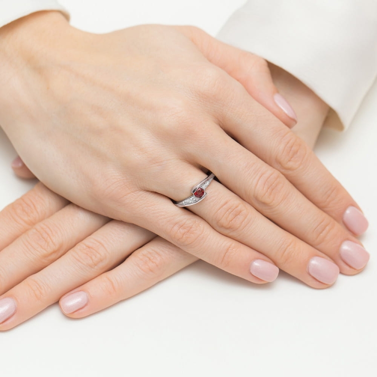 Pierścionek zaręczynowy z białego złota z rubinem i diamentami 0,06ct Fire Of Love