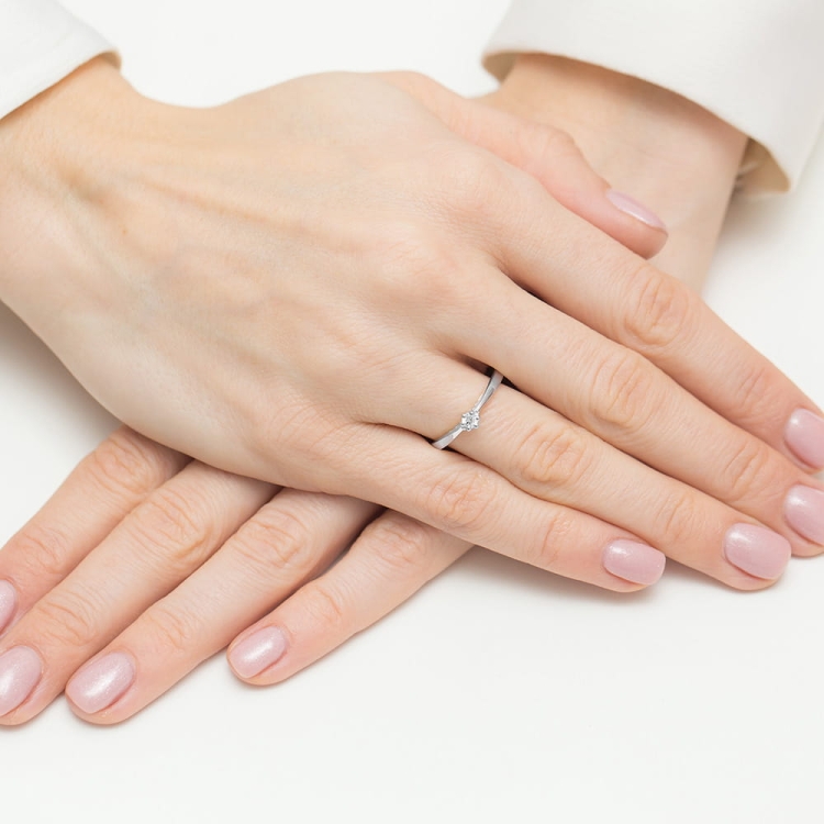 Pierścionek zaręczynowy z białego złota z diamentem 0,08ct Fire Of Love