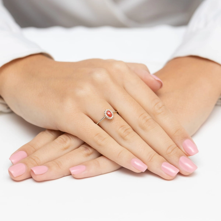 Pierścionek zaręczynowy z białego złota z koralem i diamentami 0,08ct Fire Of Love