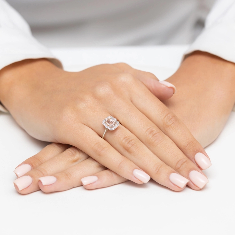 Pierścionek zaręczynowy z białego złota z morganitem i diamentami 0,17ct Fire Of Love
