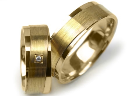 Przejdź do produktu Obrączki ślubne z żółtego złota płaskie z cyrkonią 7mm Premium