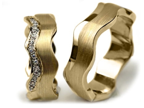 Przejdź do produktu Obrączki ślubne z żółtego złota płaskie z cyrkoniami fala 7mm Premium 