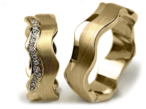 Obrączki ślubne z żółtego złota płaskie z cyrkoniami fala 7mm Premium P-487