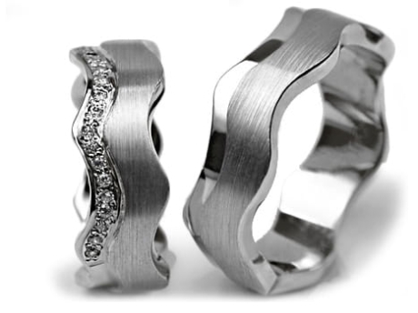 Przejdź do produktu Obrączki ślubne z białego złota płaskie z cyrkoniami fala 7mm Premium