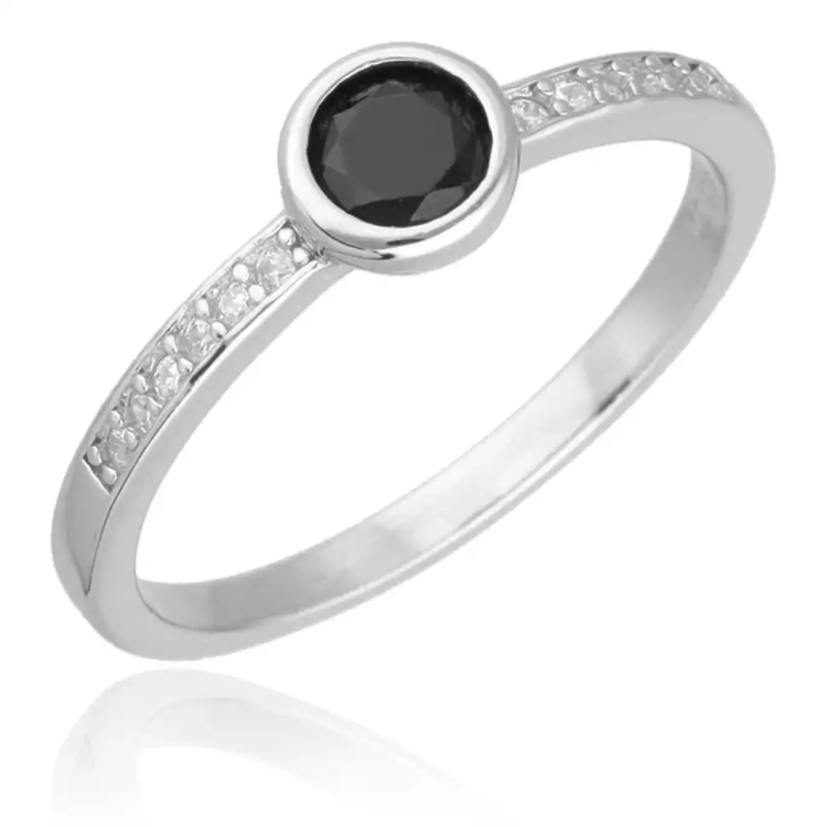 Srebrny pierścionek z czarną cyrkonią i cyrkoniami bo bokach