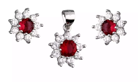 Przejdź do produktu Komplet srebrnej biżuterii kolczyki + zawieszka, kwiatek, rubinowa cyrkonia