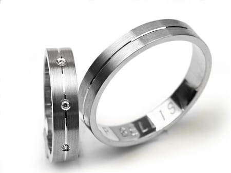 Przejdź do produktu Obrączki ślubne z białego złota płaskie z cyrkoniami 4mm Premium 