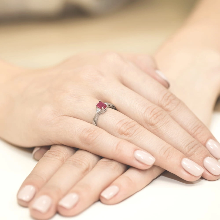 Pierścionek zaręczynowy z białego złota z rubinem i diamentami 0,03ct Fire Of Love
