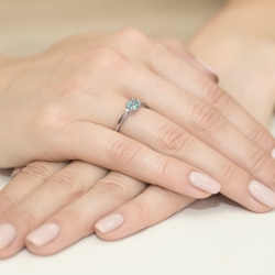 Pierścionek zaręczynowy z białego złota z topazem i diamentami 0,03ct Fire Of Love