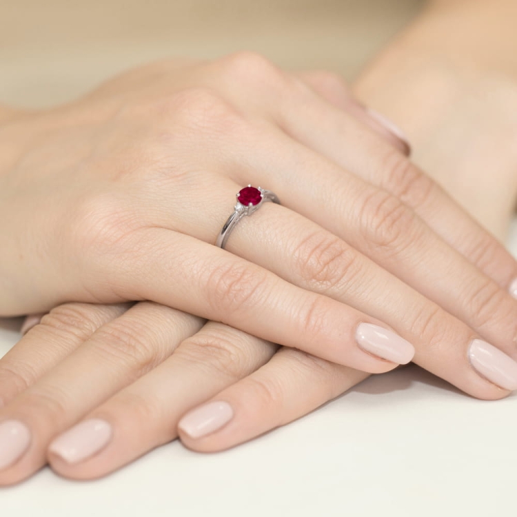 Pierścionek zaręczynowy z białego złota z granatem i diamentami 0,03ct Fire Of Love