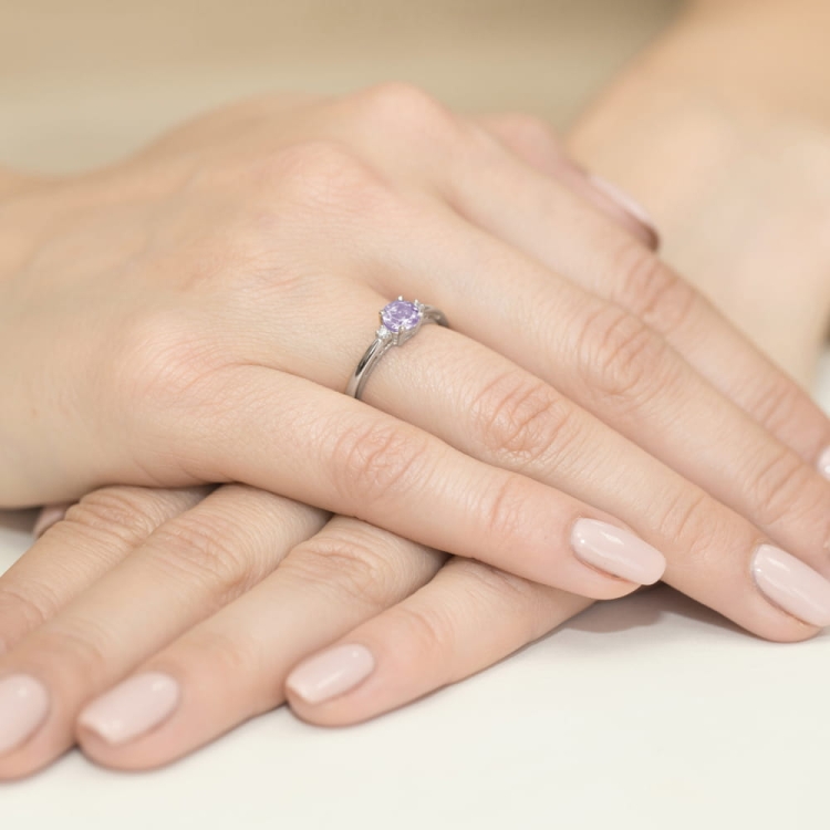 Pierścionek zaręczynowy z białego złota z ametystem i diamentami 0,03ct Fire Of Love