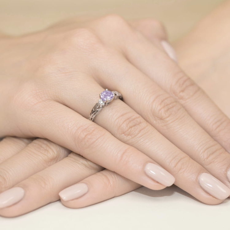Pierścionek zaręczynowy z białego złota z ametystem i diamentami 0,02ct Fire Of Love