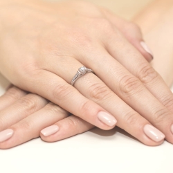 Pierścionek zaręczynowy z białego złota z diamentami 0,33ct Fire Of Love