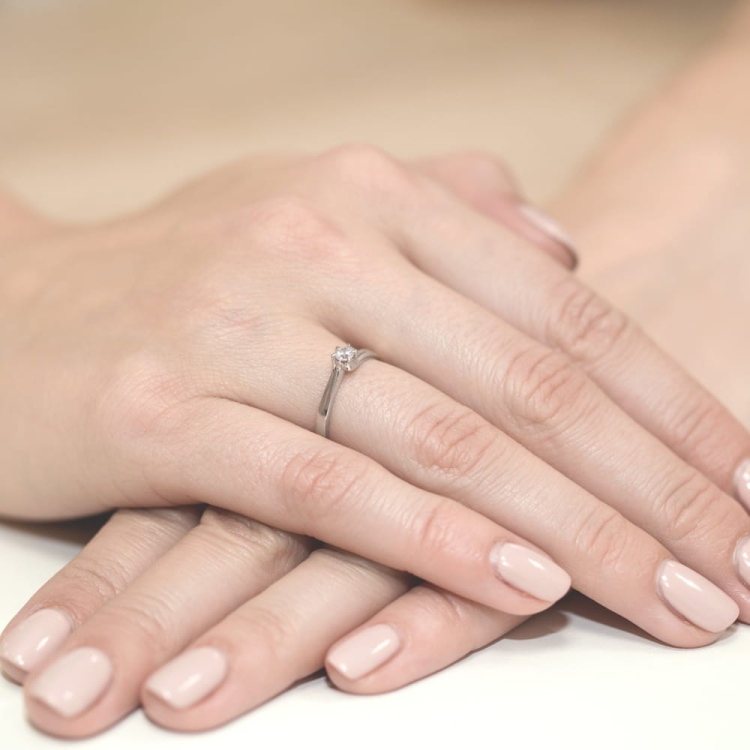 Pierścionek zaręczynowy z białego złota z brylantem 0,10ct Fire Of Love