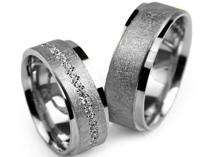 Przejdź do produktu Obrączki ślubne z białego złota płaskie z cyrkoniami 7mm Premium