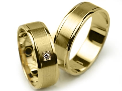 Przejdź do produktu Obrączki ślubne z żółtego złota płaskie z cyrkonią 6mm Premium