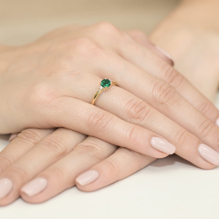 Pierścionek zaręczynowy z żółtego złota z szmaragdem i diamentami 0,03ct Fire Of Love BW-10-szmaragd